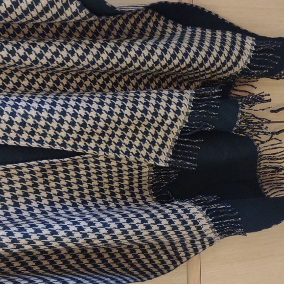 Black and Tan Houndstooth Acrylique Poncho/Cape. - Picture 4 of 7